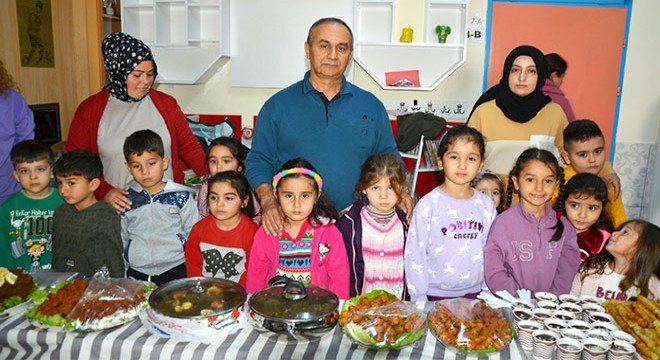 Miniklerden depremzede öğrenciler yararına kermes