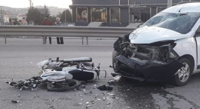 Motosiklet ile hafif ticari araç kafa kafaya çarpıştı: 1'i ağır 2 yaralı