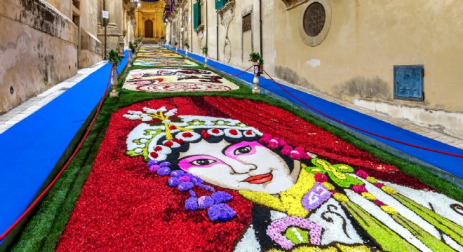 Muratpaşa'da çiçeğin Rio karnavalı