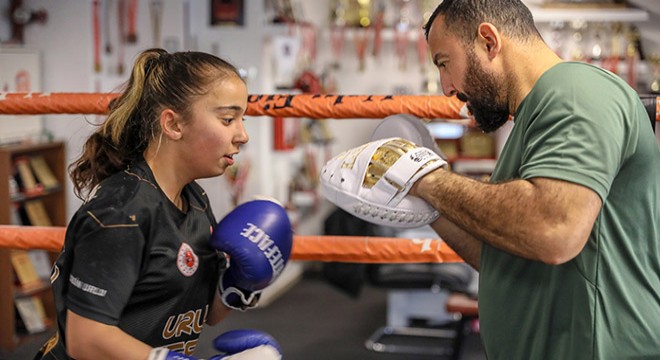 Muay thai'de madalyaları topluyor