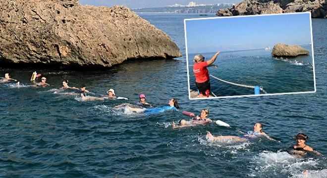 Muratpaşa'nın mavi bayraklı plajında su cimnastiği