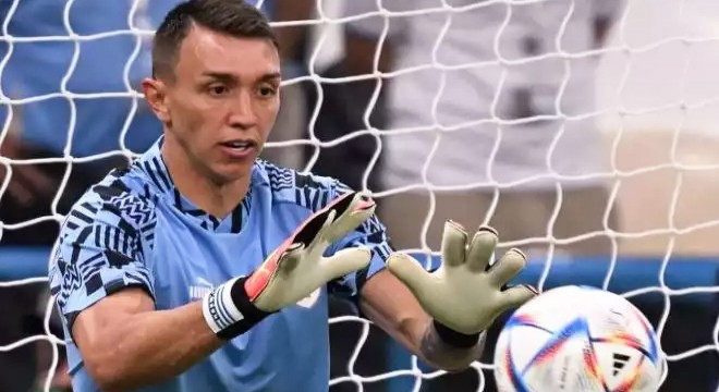 Muslera'ya 4 maç men cezası