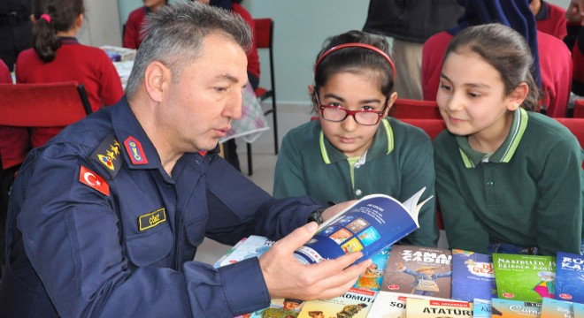 Öğrencilere kitap bağışı