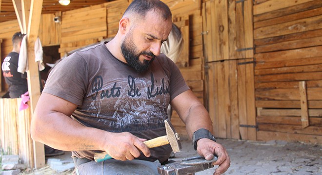 Öğretim görevlisi, boş vakitlerinde nalbantlık yapıyor