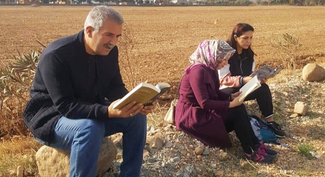 Öğretmenler, çevre temizliği yapıp kitap okudu