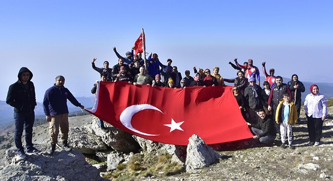 Öğretmenler için 2 bin 100 metrelik zirvede saygı duruşu