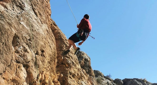 Öğretmenler, ilçenin tanıtımı için kaya tırmanışı yaptı