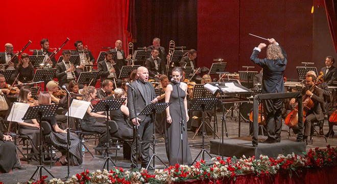 Operanın perdesi açılıyor