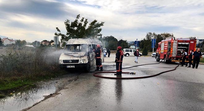 Ortaklarıyla sorun yaşayınca minibüsü ateşe verdi