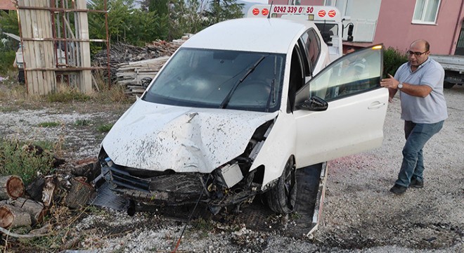 Otomobil direği devirdi, köy elektriksiz kaldı