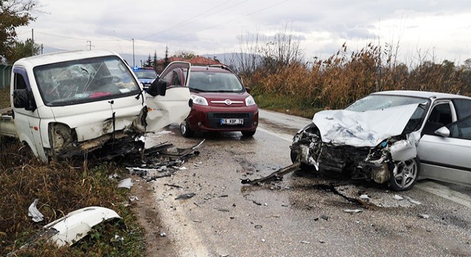 Otomobil ile kamyonet çarpıştı: 4 yaralı