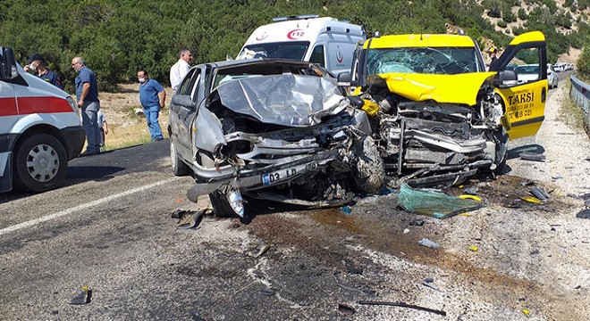 Otomobil ile taksi çarpıştı; ambulans helikopter yola indi