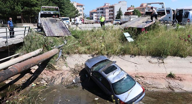 Otomobil sulama kanalına uçtu: 1 yaralı