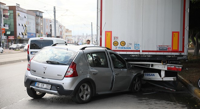 Otomobiliyle park halindeki TIR'a çarpan sürücü yaralandı