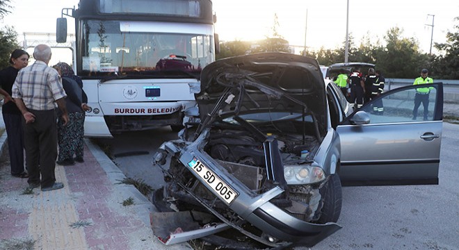 Otomobille otobüs çarpıştı: 1 yaralı