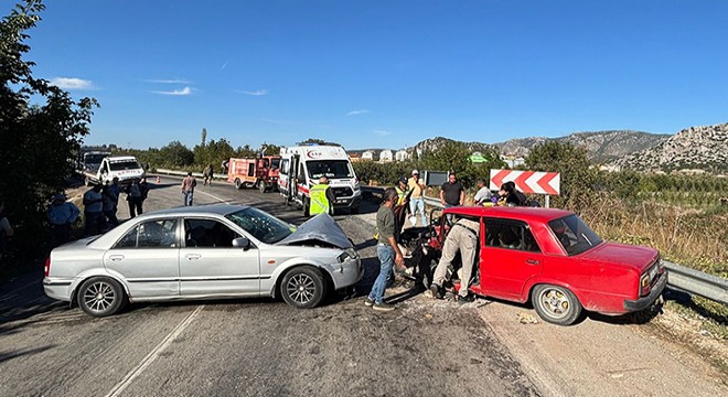 Otomobiller çarpıştı: 2 yaralı