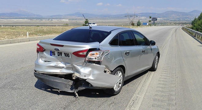 Otomobiller çarpıştı: 3 yaralı