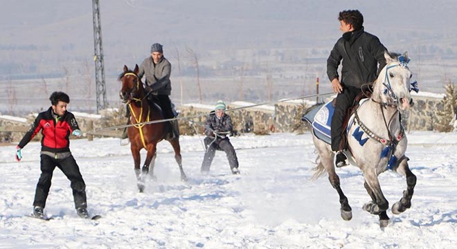 Palandöken Dağı eteklerinde atlı kayak ve snowboard keyfi