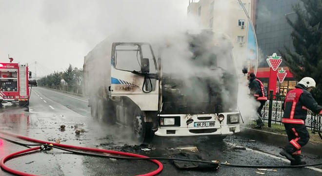 Pancar yüklü kamyonet yandı