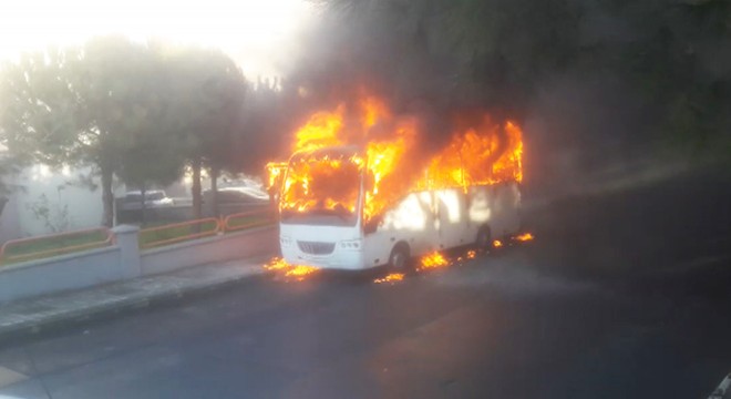 Park halindeki midibüs alev alev yandı