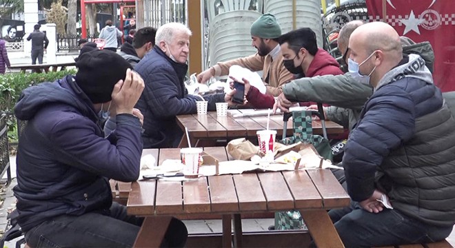 Parkta çay servisine polis müdahalesi