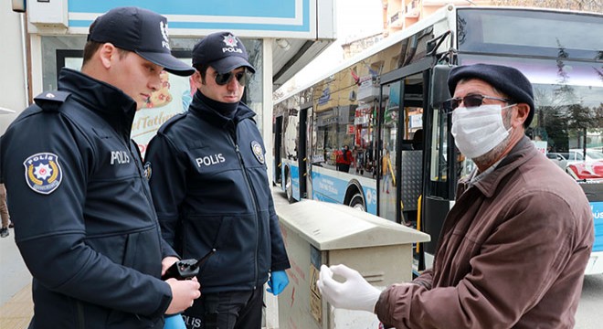 Pazara çıktı, kendisini uyaran polise 'Cahil değilim' dedi