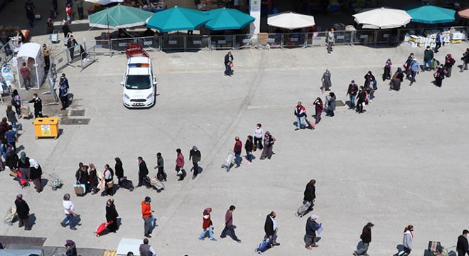 Pazara girmek isteyenler, 1 kilometrelik kuyruk oluşturdu