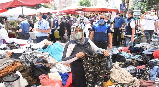 Pazarda sosyal mesafesiz alışverişe polis denetimi