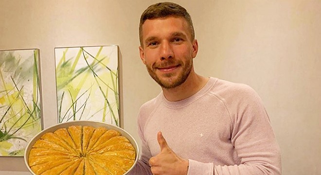 Podolski'den Gaziantep baklavasıyla 'evde kal' çağrısı