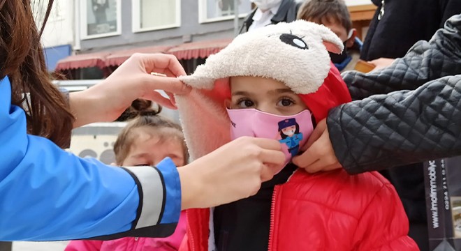 Polis ekiplerinden miniklere kahramanlar maskesi