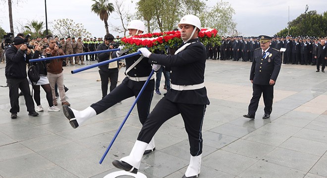 Polisten Atatürk Anıtı'na çelenk