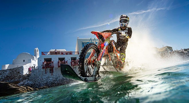 Robbie Maddison Ege Denizi'nde motosiklete bindi