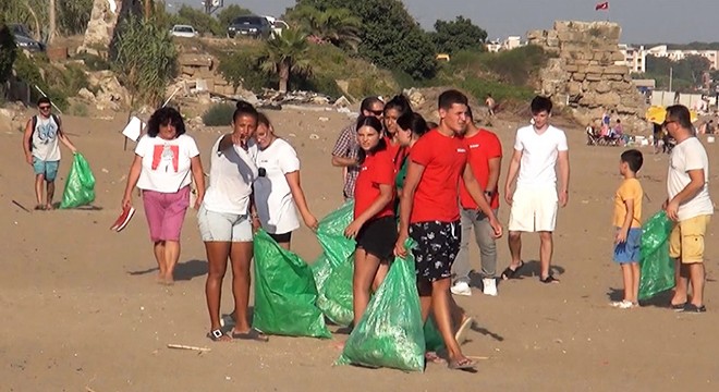 Romanya'dan gelip, Antalya'da sahilleri temizlediler