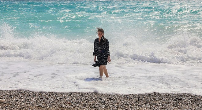 Rüzgarlı havada sahilde dalgalarla fotoğraf çektirdiler