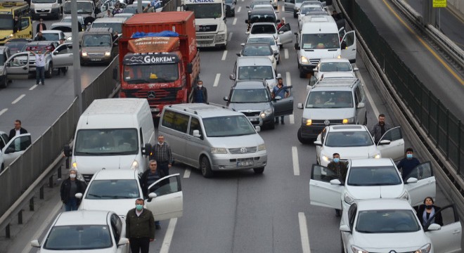 Saat 09.05'te trafik durdu, duygulanan kadın ağladı