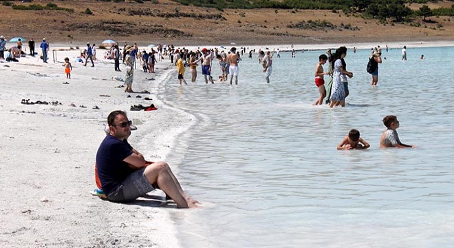 Salda Gölü'nde çamur çukuruna girene ceza