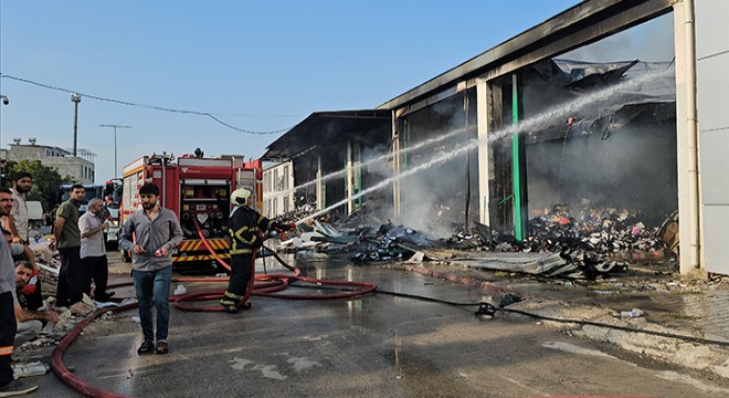 Sanayi sitesindeki yangında 10 iş yeri zarar gördü