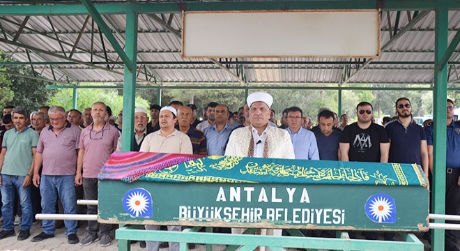 Şehit öğretmenin annesi Antalya'da toprağa verildi