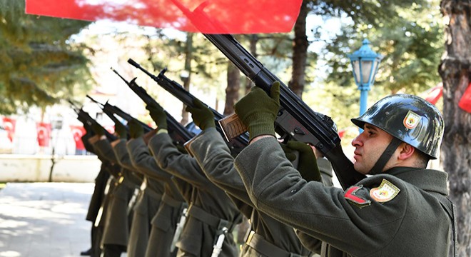 Şehitler kabirleri başında anıldı