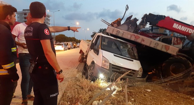 Serik'te kamyonet park halindeki iş makinesine çarptı