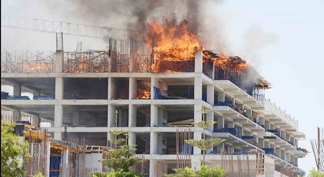 Serik'te otel inşaatında yangın