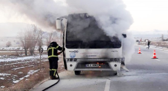 Servis midibüsünde yangın; öğrenciler tahliye edildi