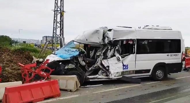 Servis minibüsü ile midibüs çarpıştı: 1'ağır 6 yaralı