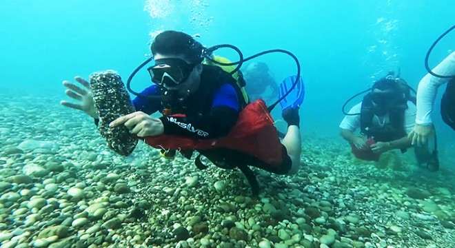 Şişe ve poşetlere taş doldurup denize atmışlar