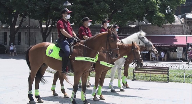 Sultanahmet Meydanı'nda atlı polislerle maske uyarısı