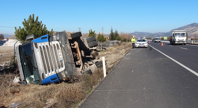 TIR devrildi: 1 yaralı