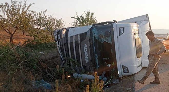 TIR devrildi, sürücü yaralandı