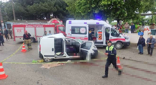 TIR'ın savrulan dorsesine,hafif ticari araç çarptı: 3 ölü, 4 yaralı