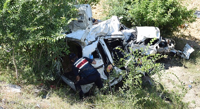 TIR'la hafif ticari araç çarpıştı: 1'i çocuk 3 ölü