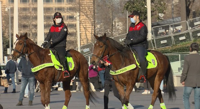 Taksim'de atlı polislere yoğun ilgi